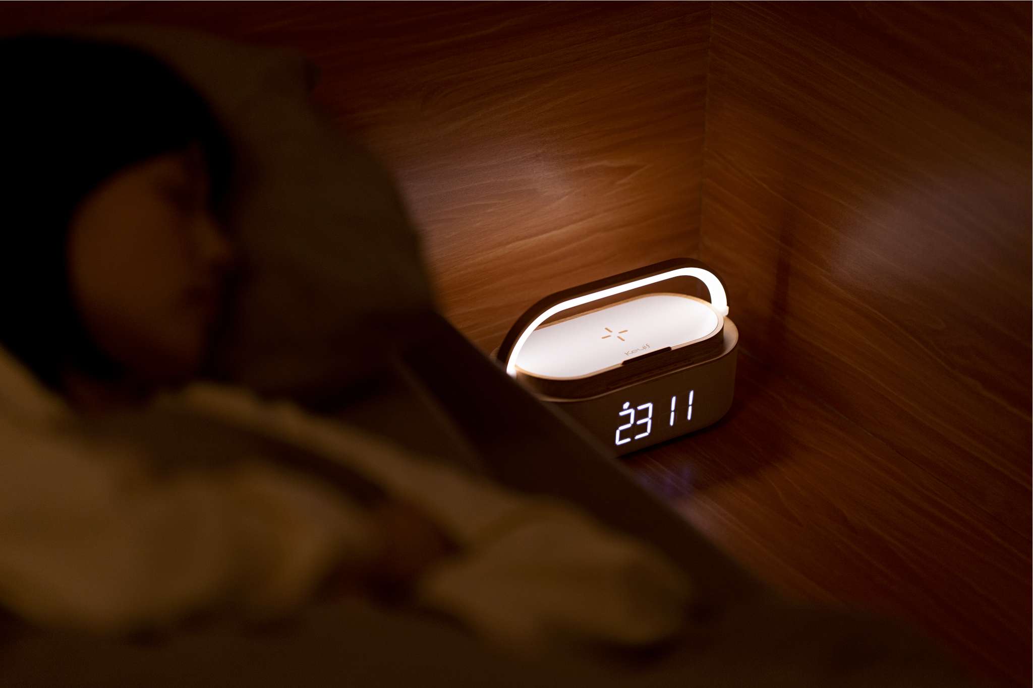 Stobom Keyif'i, Baş Ucunuzdan Ayıramazsınız   Stobom keyif günün her anında yanınızda, siz uyurken bile. Led ışı ile ortama loş bir ışık sağlar, sizi sabah alarmı ile uyandırır, Qi destekli cihazınızı güvenle şarj eder.